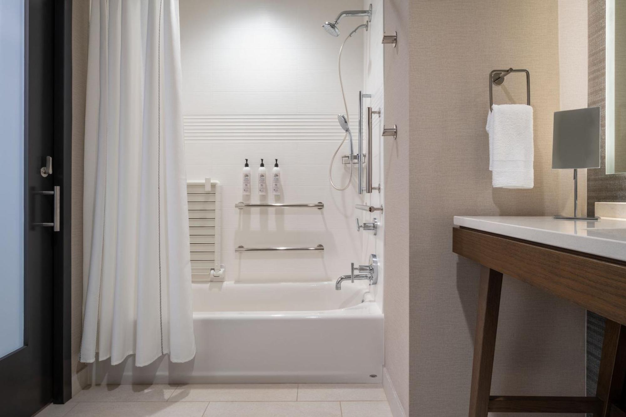 Delta Hotels By Marriott Wichita Falls Convention Center Экстерьер фото